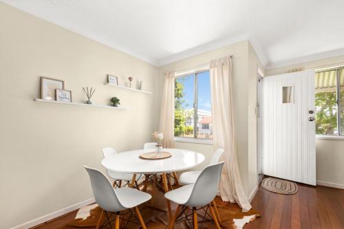 KOZYGURU ALBION CHARMING HOUSE WITH 3 BEDROOM PARKING -QAL035