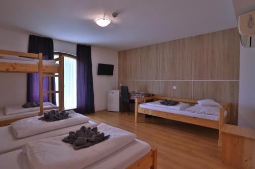 2 twin beds, 2 bunk beds