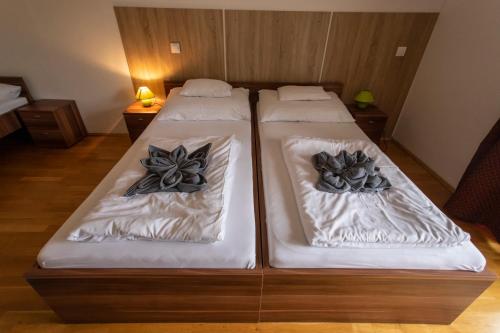 3 twin beds