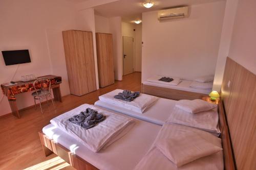 3 twin beds