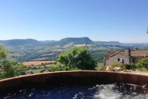 Villa d'une chambre avec piscine privee jacuzzi et jardin amenage a Saint Georges de Luzencon