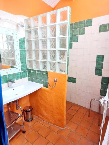 Koupelna, Maison charmante à Saint-Georges-de-Luzençon avec jacuzzi (Maison charmante a Saint-Georges-de-Luzencon avec jacuzzi) in Saint Georges De Luzencon