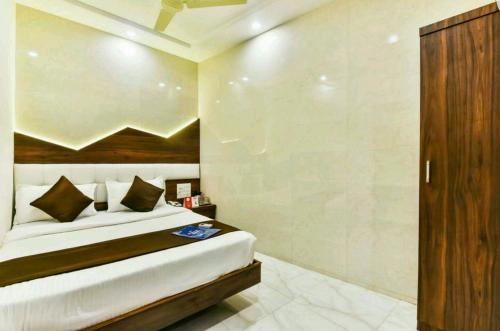 Hotel Palace Residency near Lokmanya Tilak Terminus