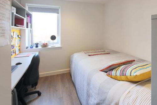 For Students Only Private Bedrooms with Shared Kitchen at Riverside Way in Winchester - Apartment