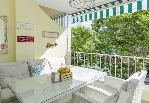 CON- well connected apartment close to Puerto banus