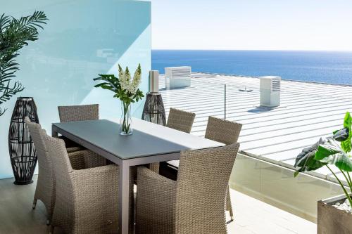 HIG- Modern apartment stunning views, next to beach