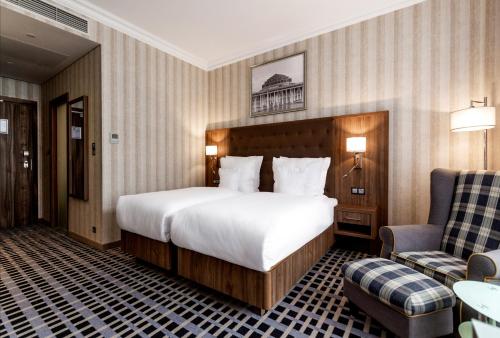 Deluxe Twin Room image 10
