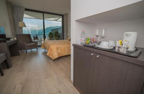 Deluxe Double Room with Terrace and Lake View image 5