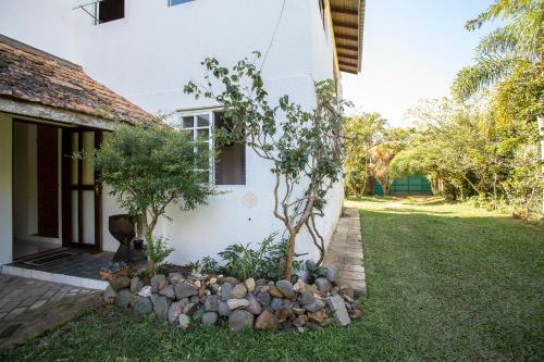Garden, Caiowa Floripa guesthouse in Morro das Pedras