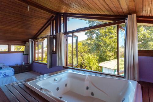Hot tub, Caiowa Floripa guesthouse in Morro das Pedras