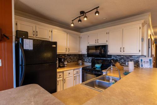 Sunsets at Summit 108b, free WI-FI, parking and AC thumb 2