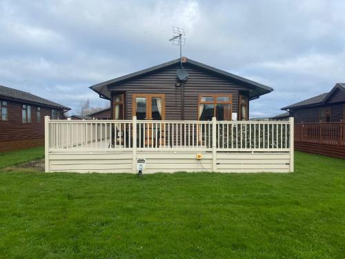 Saffron Lodge With Hot Tub - Accommodation - Malton