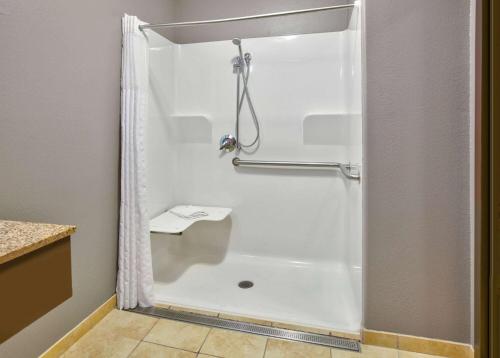 Deluxe King Room with Mobility/Hearing Impaired Access - Non-Smoking