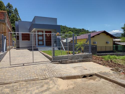 Grey House, próximo a Gramado e ao Templo Budista