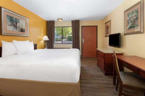Travelodge by Wyndham Albuquerque East