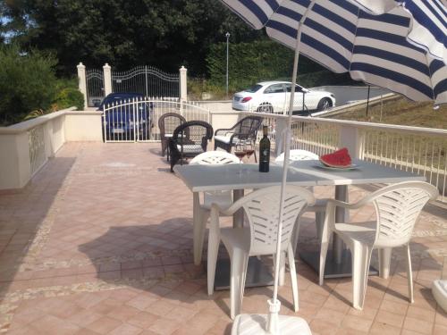 One bedroom house with sea view shared pool and enclosed garden at Montelabbate