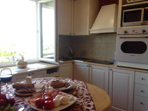 Kitchen, One bedroom house with sea view shared pool and enclosed garden at Montelabbate in Montelabbate