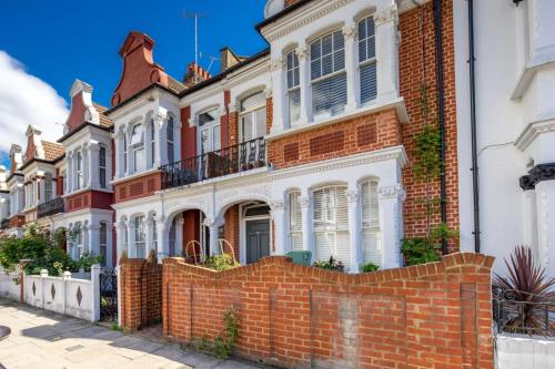 Homely 2 Bedroom Near Shepherd's Bush tube