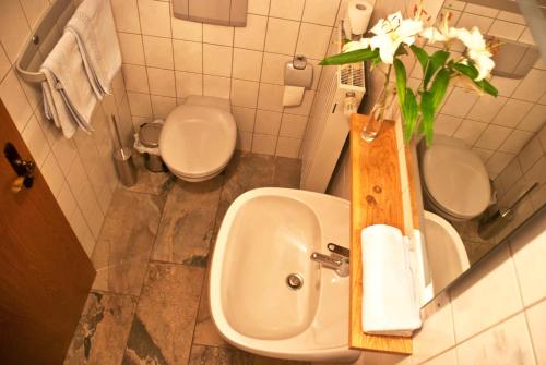 Bathroom, Pension Margarete in Oberschwarzach