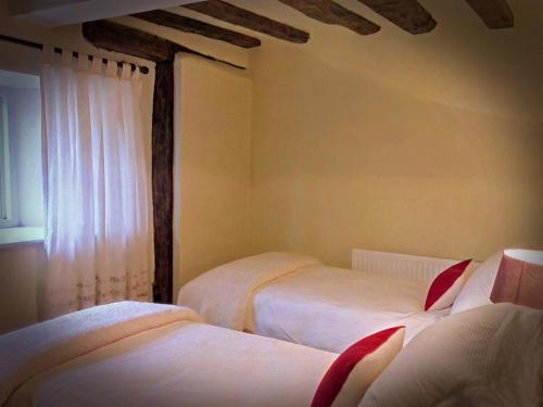 Cotswolds Valleys Accommodation - Medieval Hall - Exclusive use character three bedroom holiday apar
