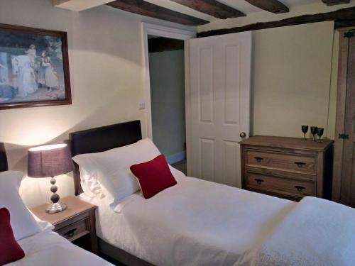 Cotswolds Valleys Accommodation - Medieval Hall - Exclusive use character three bedroom holiday apartment