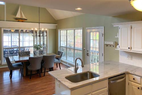 Lakefront House with Private Dock and Fire Pit! in Madison (GA)