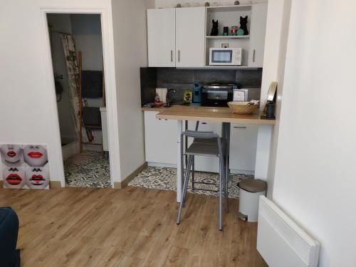 . Studio cosy - proche gare & centre-ville - stationnement - cour intérieure table & chaises
