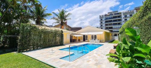 Casa com piscina a metros da praia em Riviera