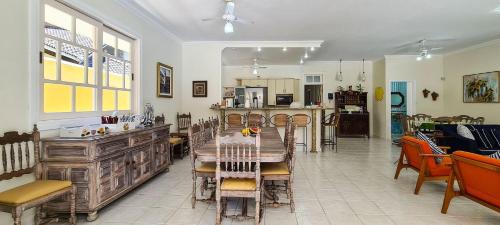 Casa Amarela - A poucos metros da praia e do Shopping da Riviera de Sao Lourenco