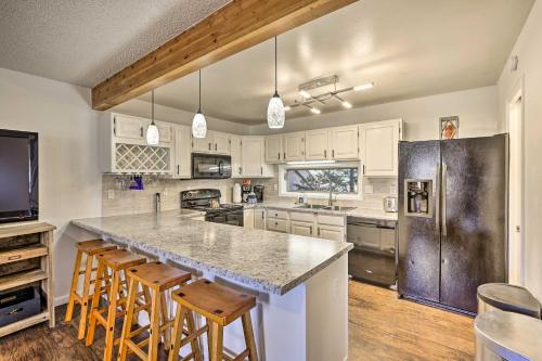 Silverthorne Escape with Hot Tub and Mtn Views! in Silverthorne, USA