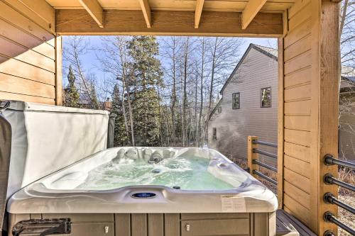 Silverthorne Escape with Hot Tub and Mtn Views! in Silverthorne, USA