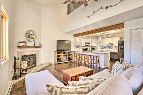 Silverthorne Escape with Hot Tub and Mtn Views! in Silverthorne, USA