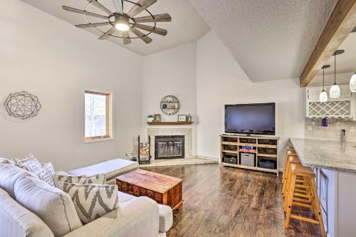 Silverthorne Escape with Hot Tub and Mtn Views! in Silverthorne, USA