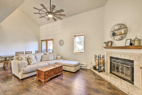 Silverthorne Escape with Hot Tub and Mtn Views! in Silverthorne, USA