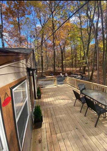 The Nook Lodge - cabin with hot tub at Shawnee and Camelback Mtn in Marshalls Creek
