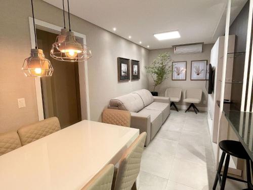 Luxuoso Apartamento com 3 dorms 8 pessoas - Condo com Piscina e Academia - Centro de Bombinhas