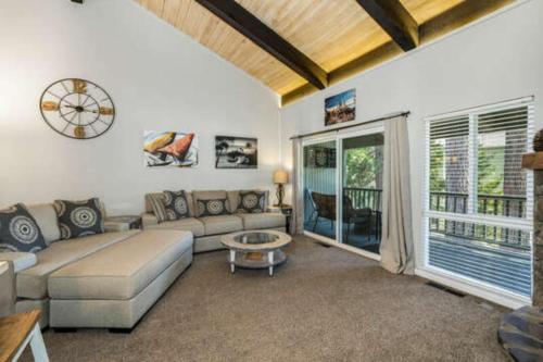 Skylandia Escape by Tahoe Mountain Properties - image 2