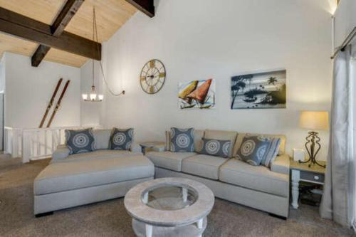 Skylandia Escape by Tahoe Mountain Properties - image 4