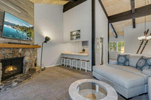 Skylandia Escape by Tahoe Mountain Properties - image 6