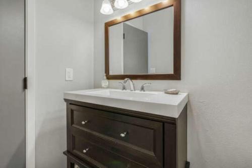 Skylandia Escape by Tahoe Mountain Properties - image 12