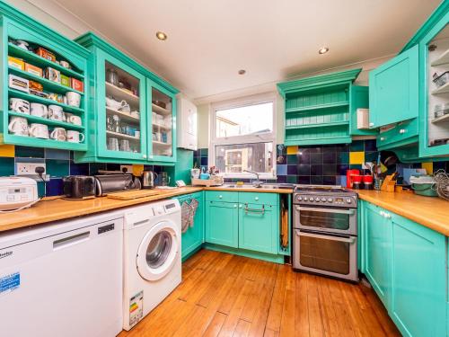 Pass The Keys Spacious Victorian Family Home in the heart of Charlton gîte à louer Plumstead