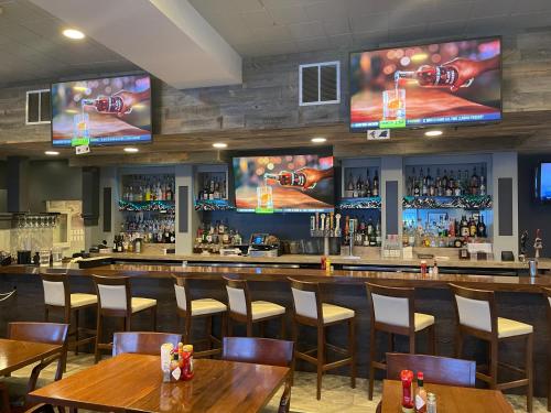 餐廳, 胡德湖海岸旅館 (Coast Inn at Lake Hood) in 安克雷奇