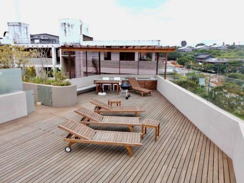 Self-Catering cozy 4-sleeper central Ballito incl rim flow roof pool