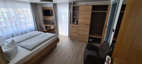 1 king bed, 1 sofa bed