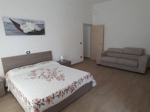 1 queen bed, 1 sofa bed