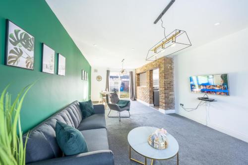 Slough 3BR Home, Sleeps 4, Contractor-Friendly, Near M25, Free Parking