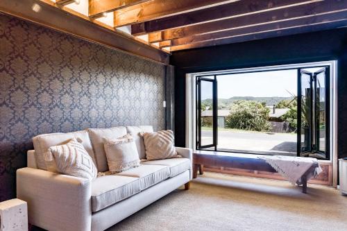 Lrg family home, 5 min walk to town. sleeps 12