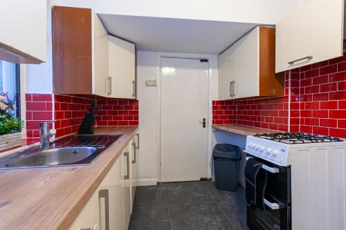 Staywhenever HS- 4 Bedroom House, King Size Beds, Sleeps 9