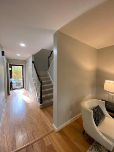 Stylish 3Bed/2.5Bath Townhome Minutes To Downtown photo