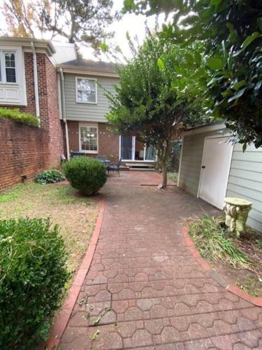 Stylish 3Bed/2.5Bath Townhome Minutes To Downtown photo